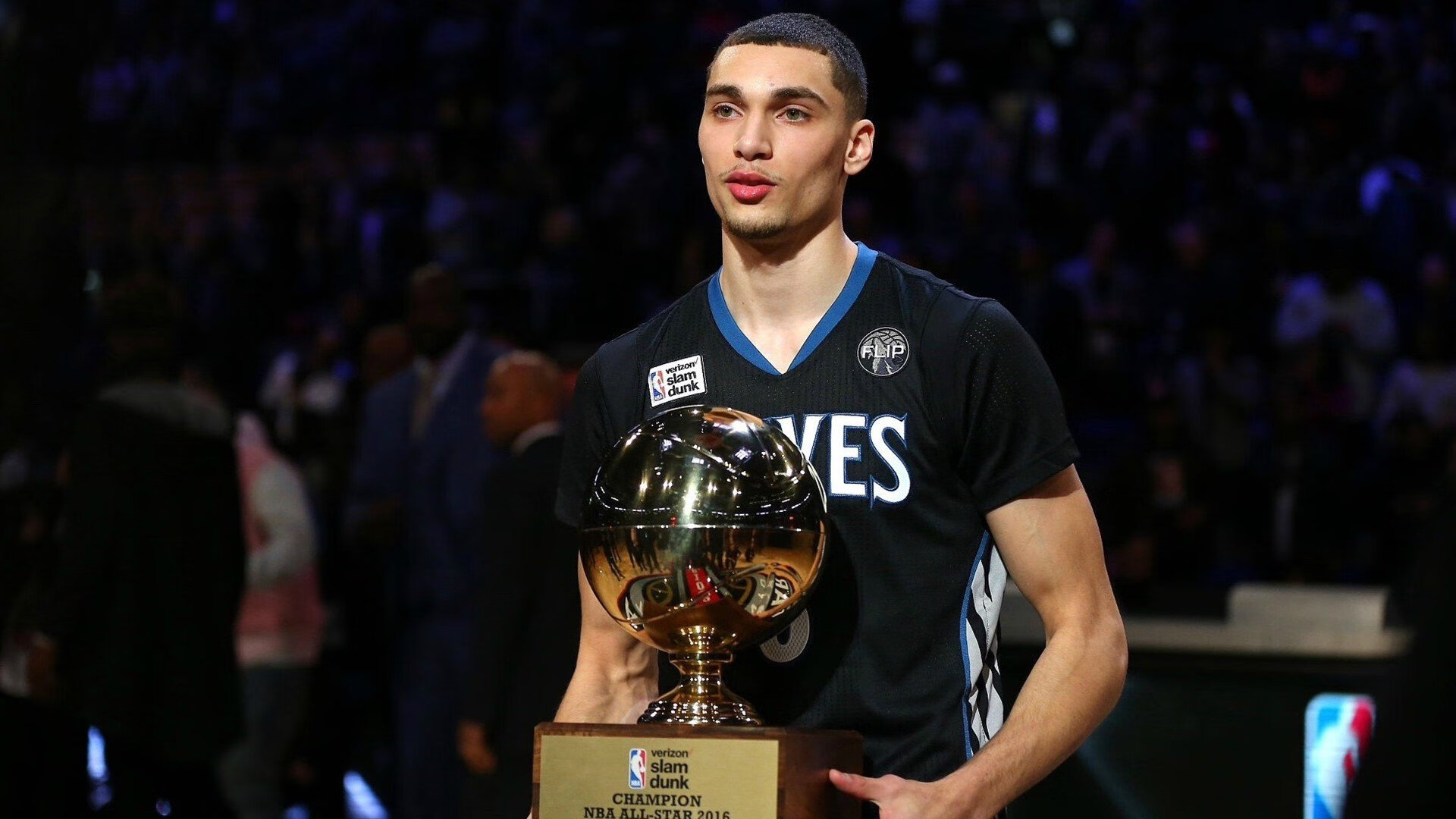 游泳比赛出现精彩冲刺